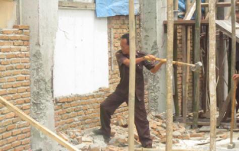Dinas TRTB Bongkar Bangunan Toko di Brayan Bengkel